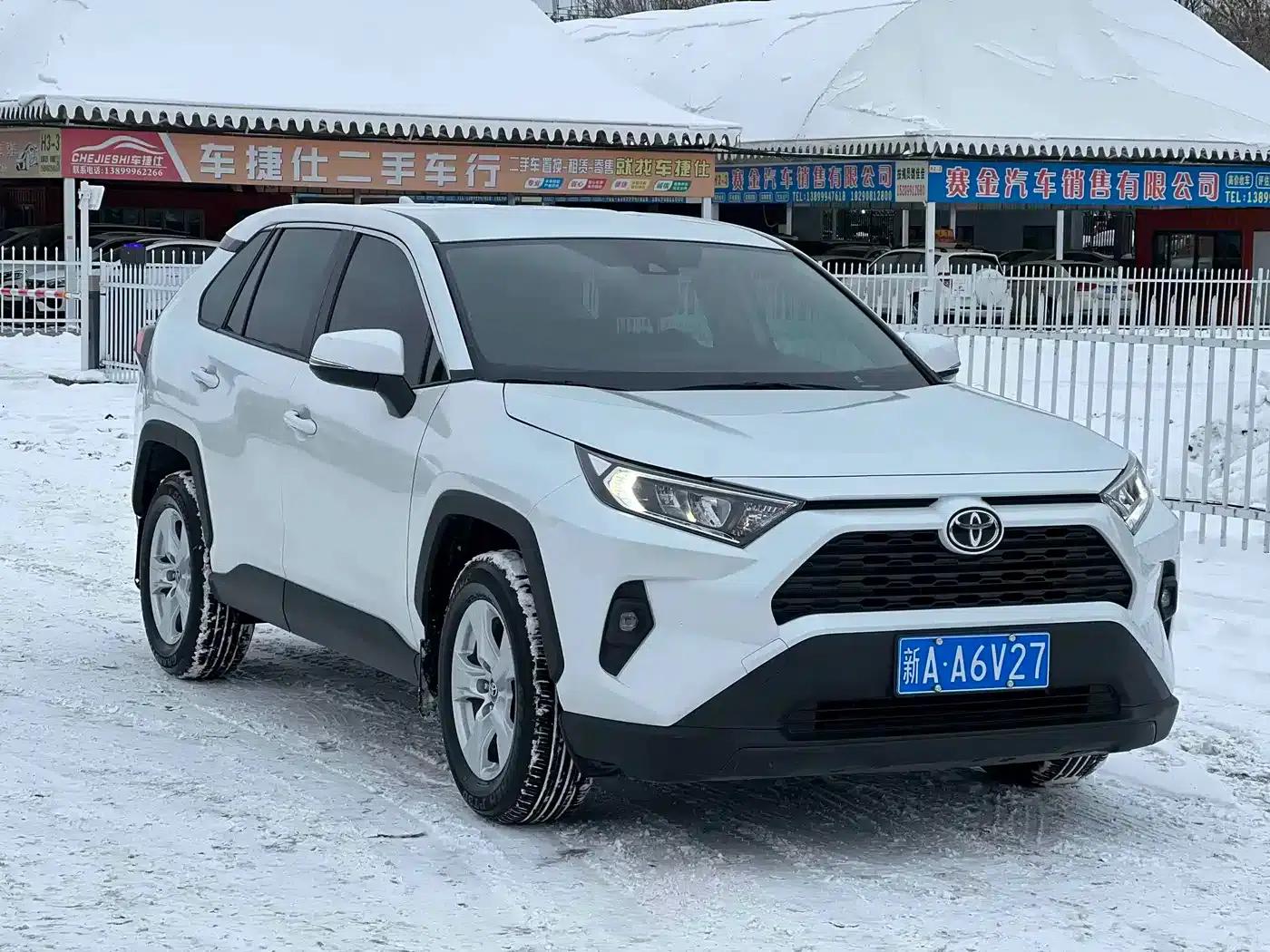 2022 Toyota RAV4 2.0L CVT 2WD Urban Edition — миниатюра 3