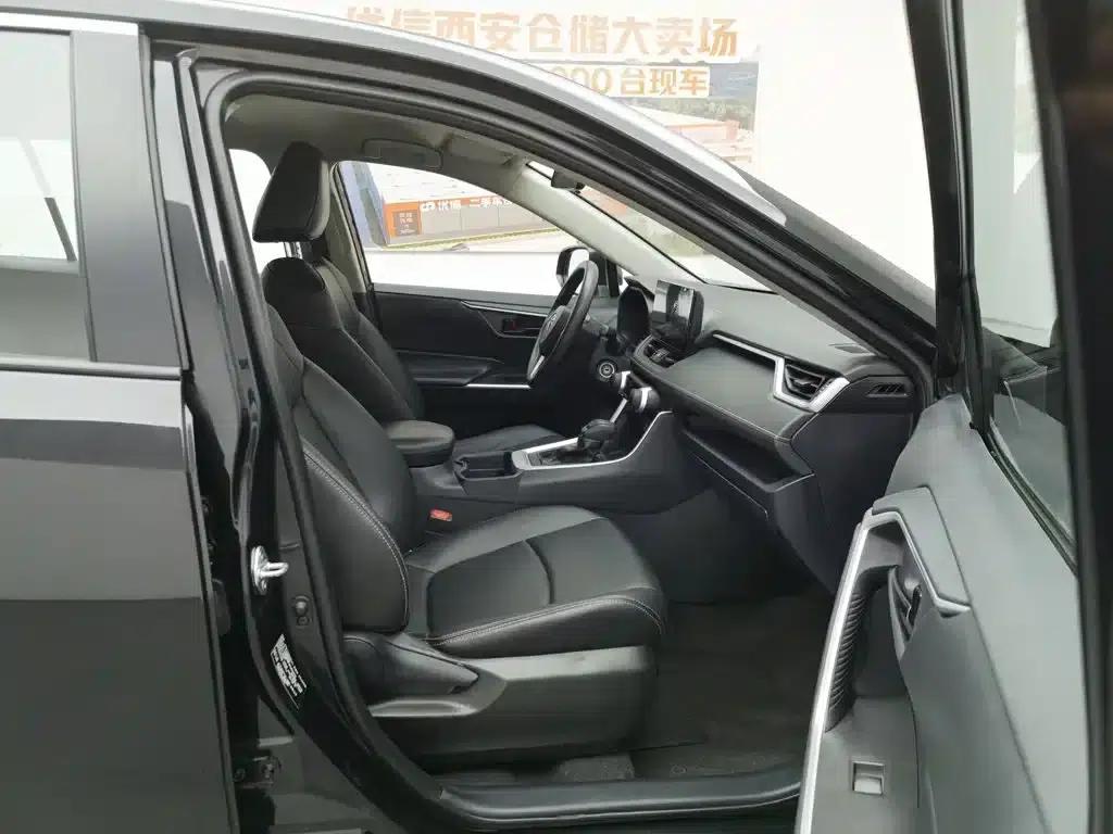 2023 RAV4 2.0L CVT 2WD Urban Edition — миниатюра 23