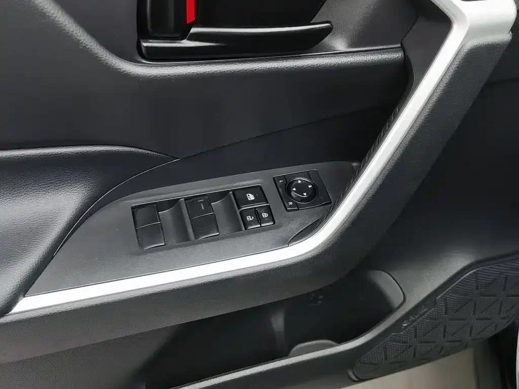 2023 RAV4 2.0L CVT 2WD Urban Edition — миниатюра 9