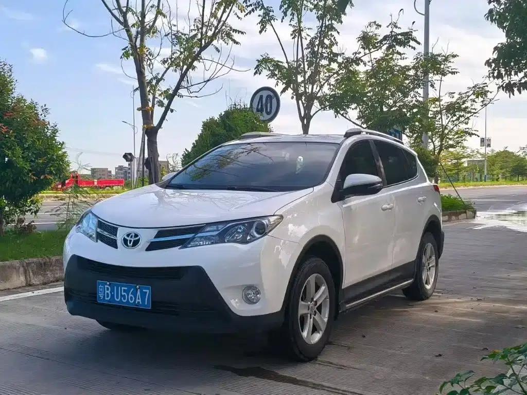 2013 RAV4 2.0L CVT 2WD Urban Edition — миниатюра 1