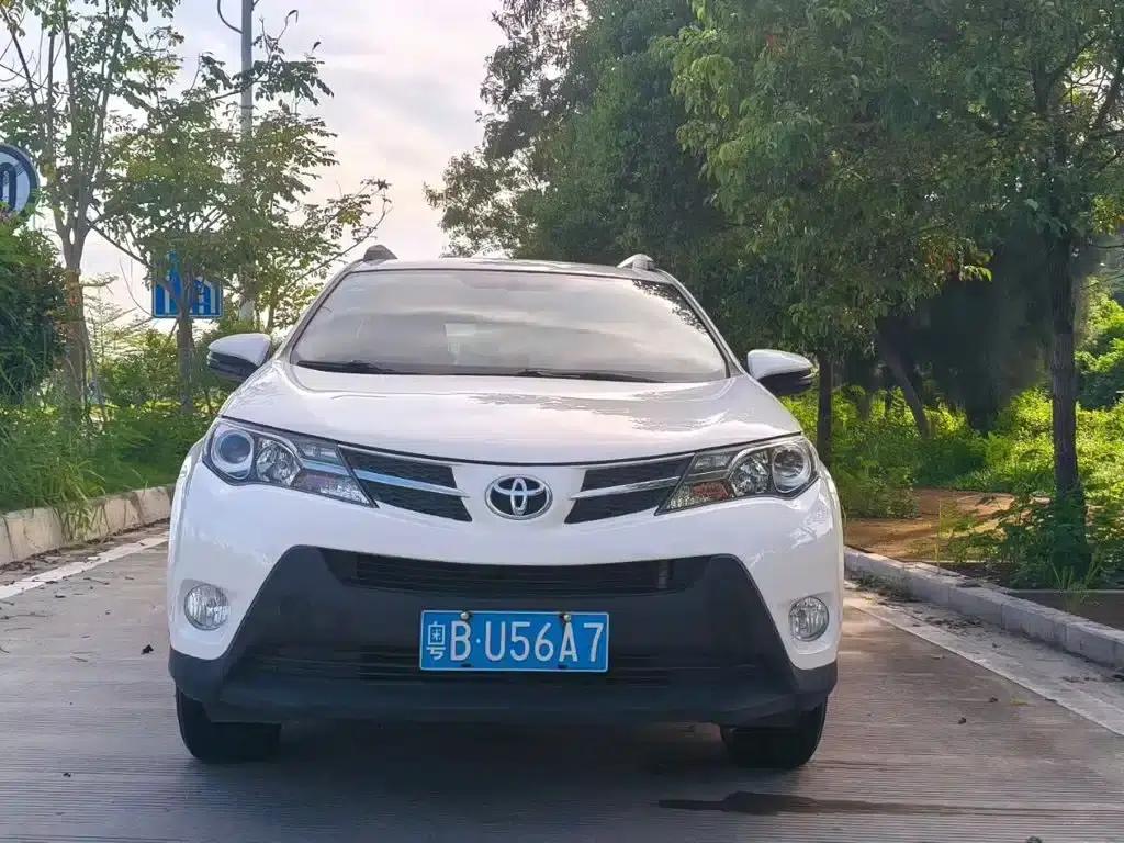 2013 RAV4 2.0L CVT 2WD Urban Edition — миниатюра 2