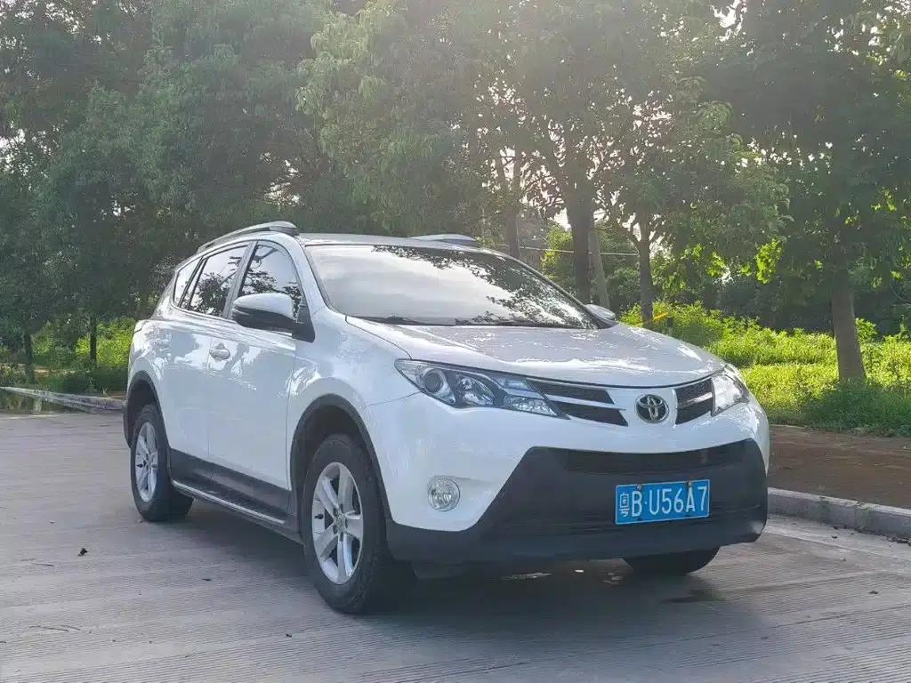 2013 RAV4 2.0L CVT 2WD Urban Edition — миниатюра 3