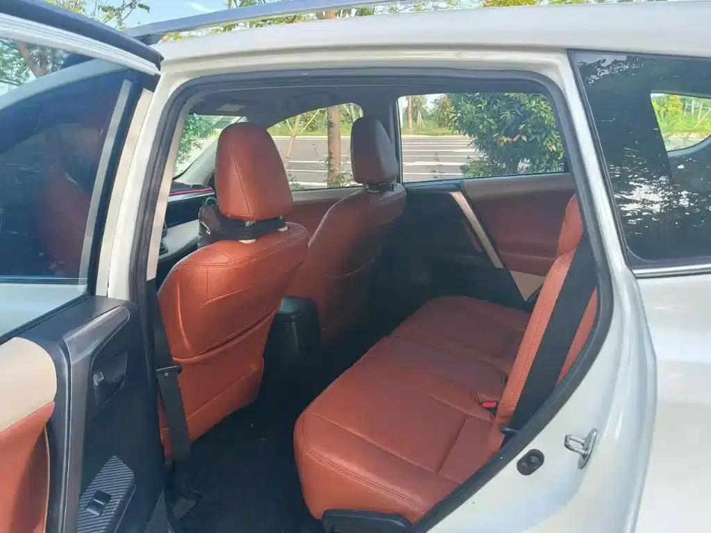 2013 RAV4 2.0L CVT 2WD Urban Edition — миниатюра 4