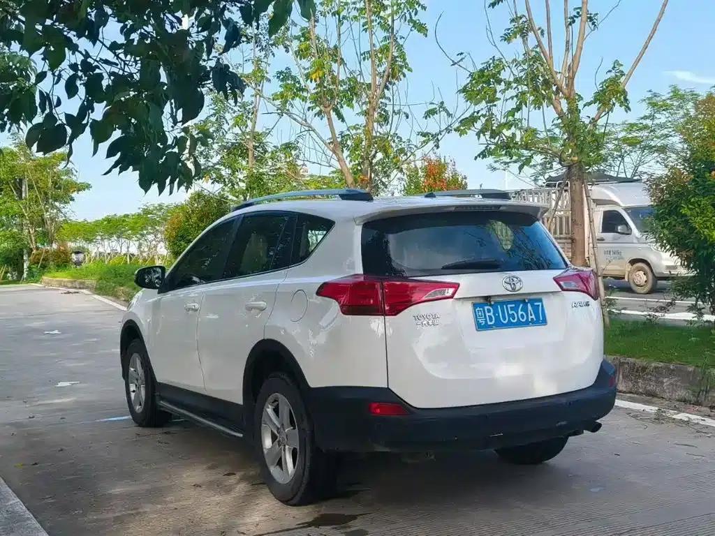 2013 RAV4 2.0L CVT 2WD Urban Edition — миниатюра 7