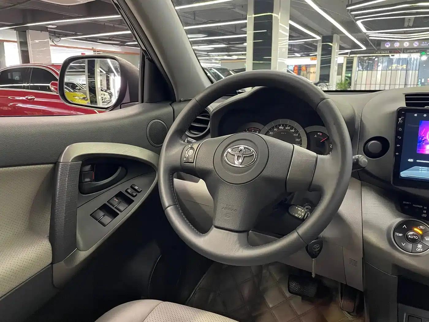 2011 RAV4 2.0L Automatic Classic Edition — миниатюра 13