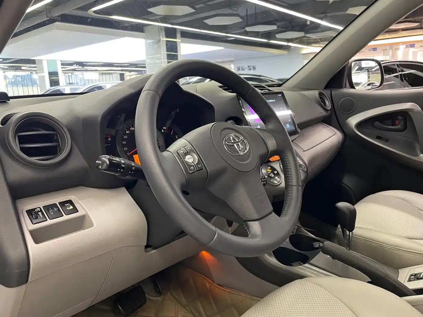 2011 RAV4 2.0L Automatic Classic Edition — миниатюра 14