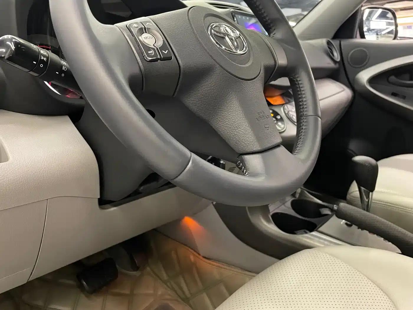 2011 RAV4 2.0L Automatic Classic Edition — миниатюра 16