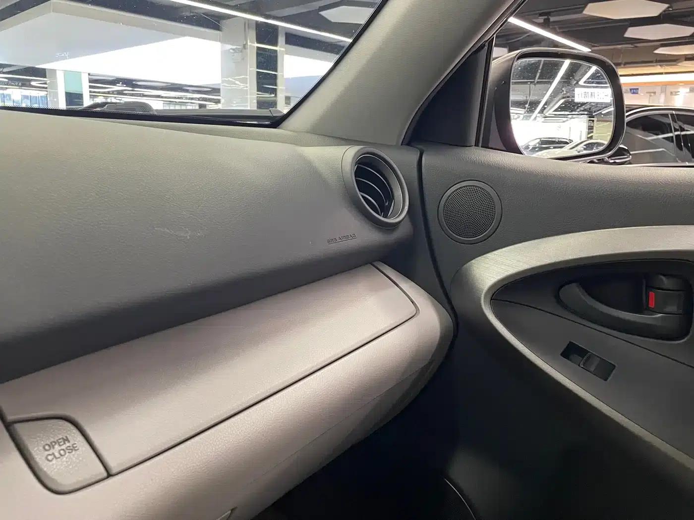 2011 RAV4 2.0L Automatic Classic Edition — миниатюра 21