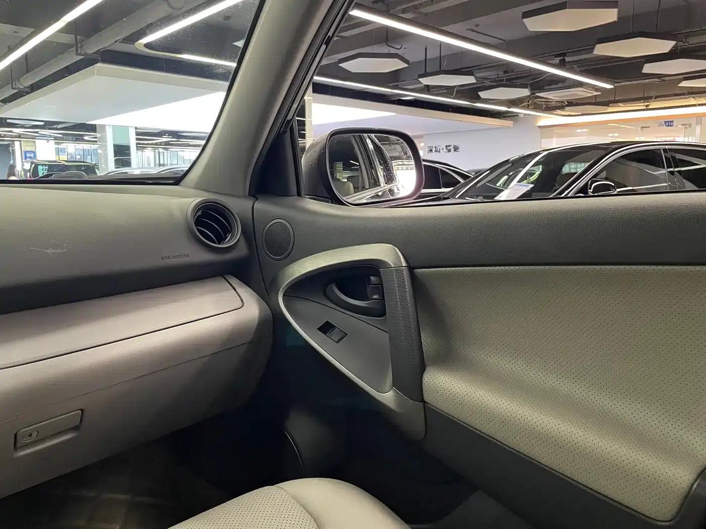 2011 RAV4 2.0L Automatic Classic Edition — миниатюра 22