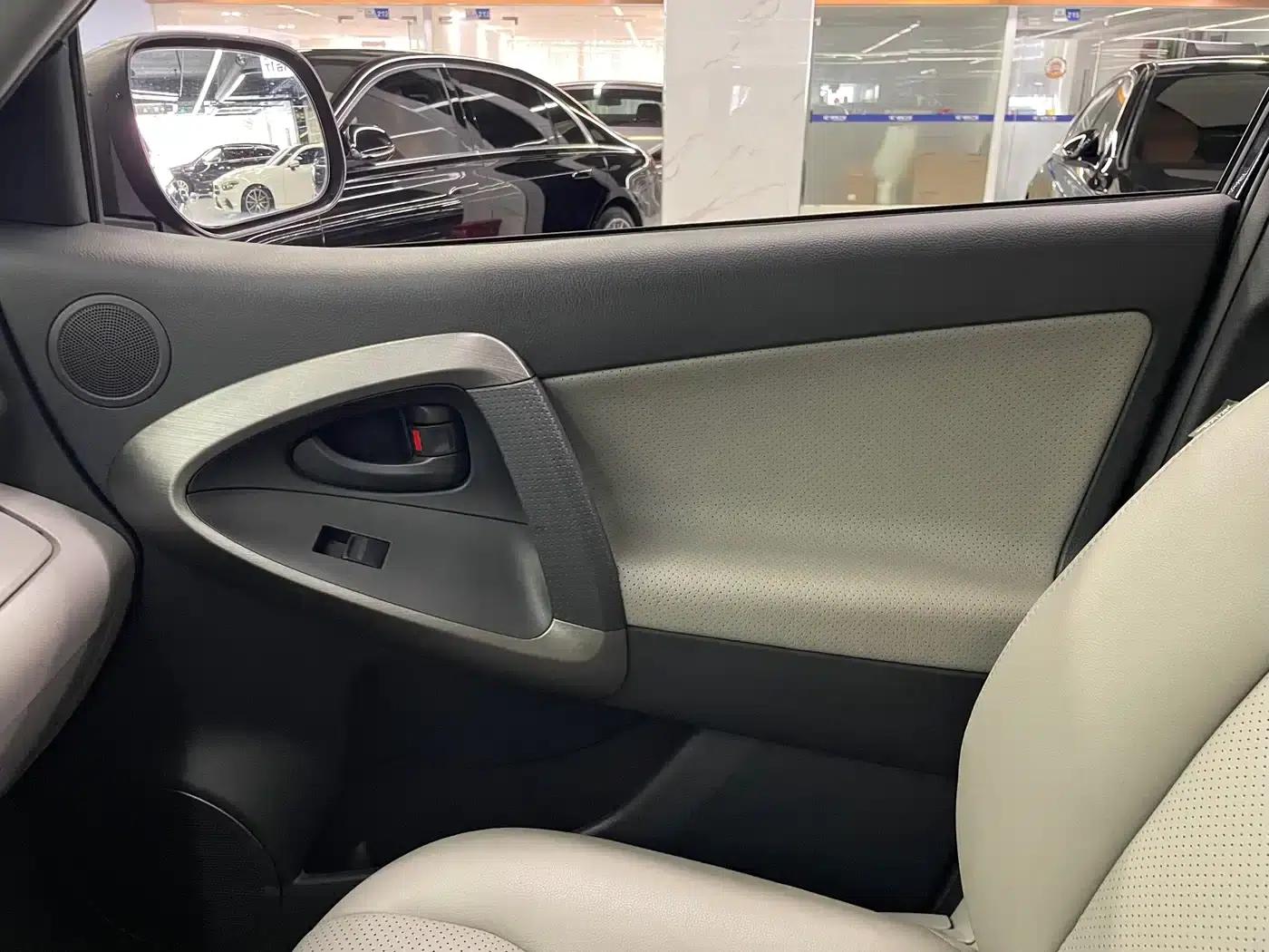 2011 RAV4 2.0L Automatic Classic Edition — миниатюра 23