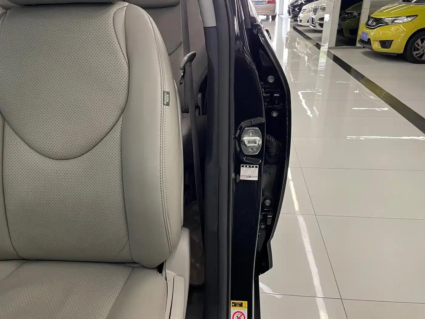 2011 RAV4 2.0L Automatic Classic Edition — миниатюра 25