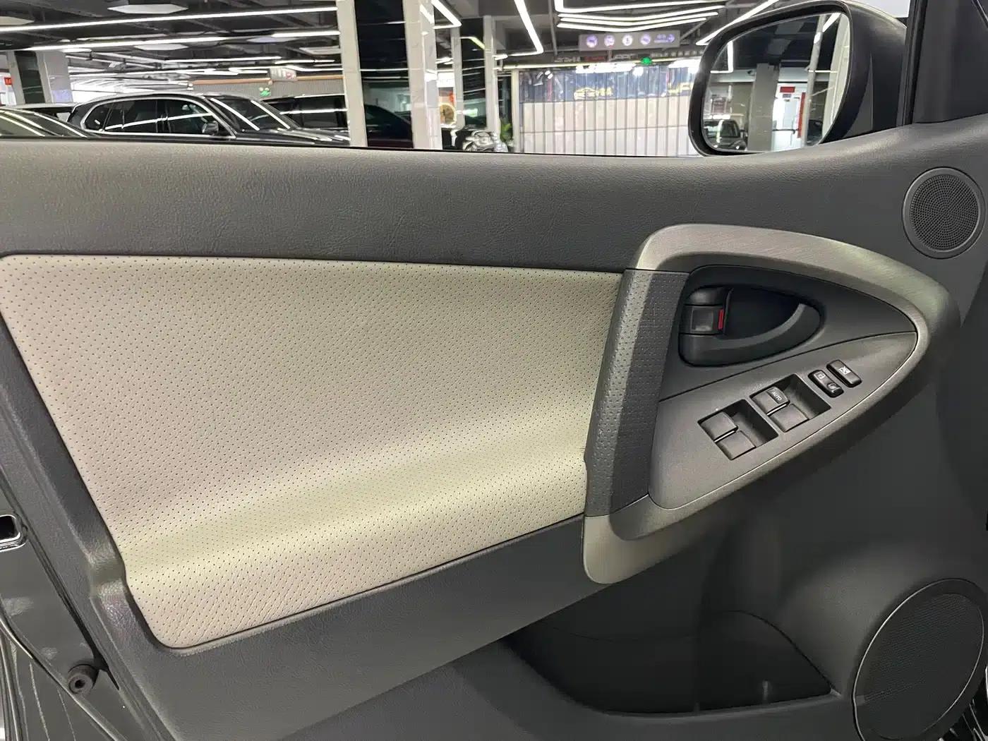 2011 RAV4 2.0L Automatic Classic Edition — миниатюра 30