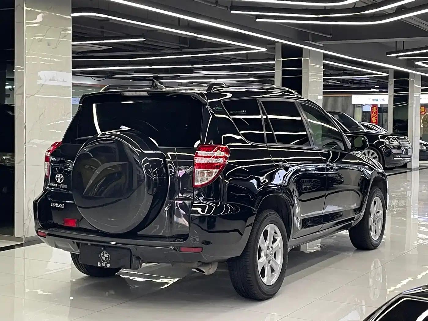 2011 RAV4 2.0L Automatic Classic Edition — миниатюра 4