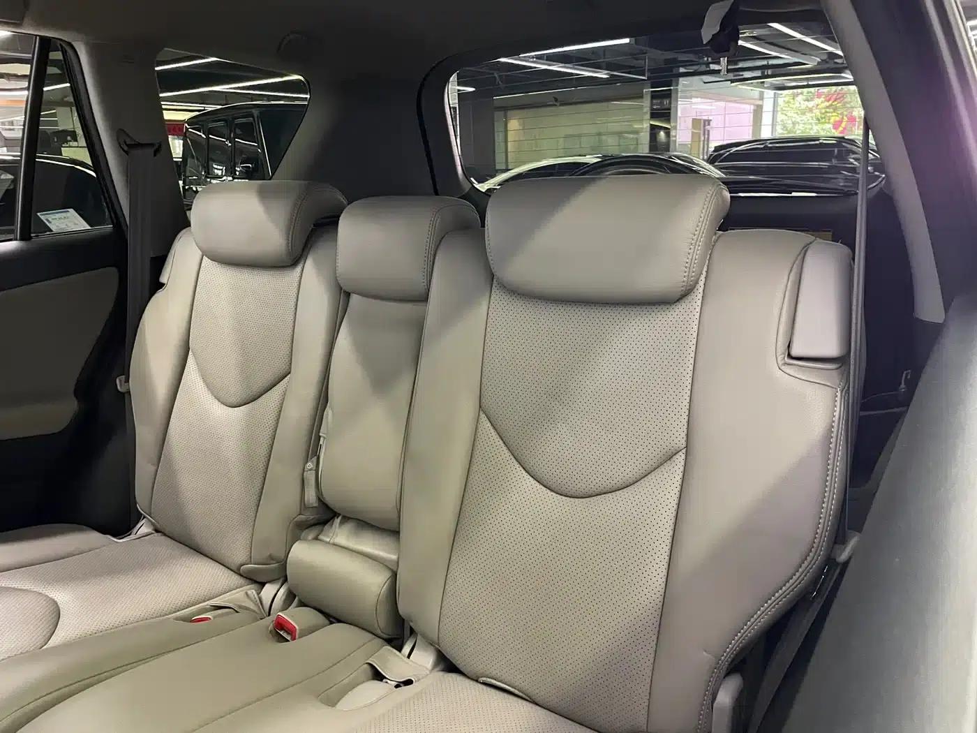 2011 RAV4 2.0L Automatic Classic Edition — миниатюра 32