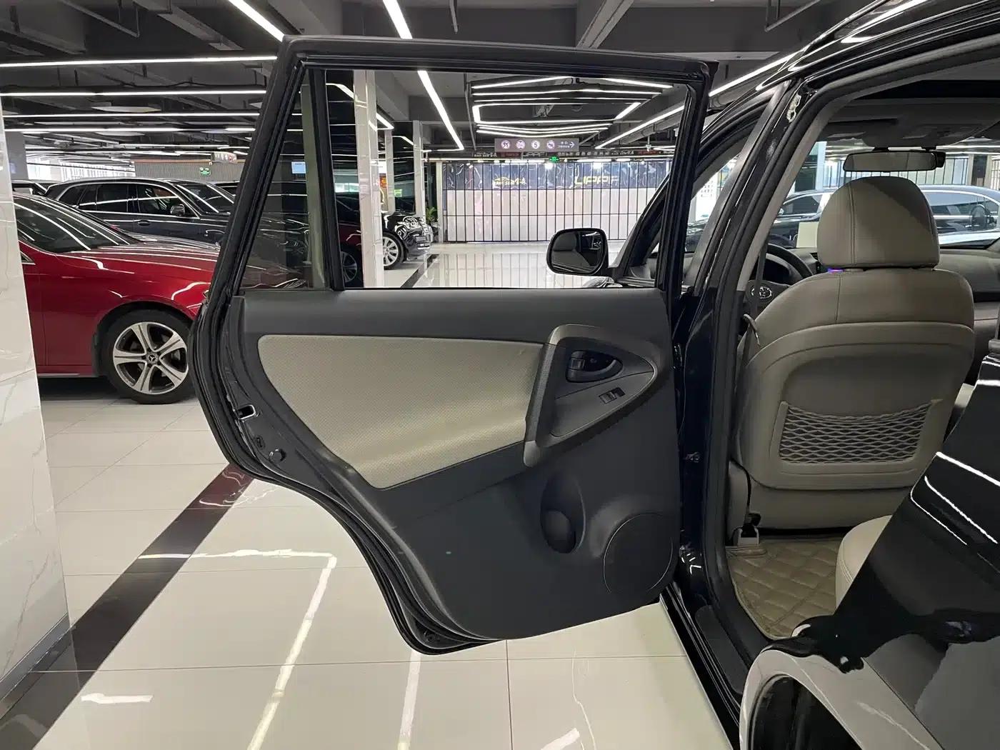 2011 RAV4 2.0L Automatic Classic Edition — миниатюра 38