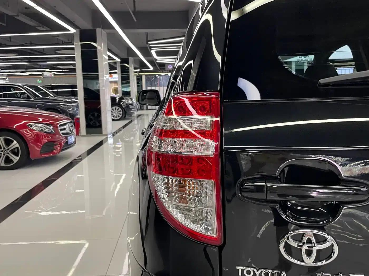 2011 RAV4 2.0L Automatic Classic Edition — миниатюра 43