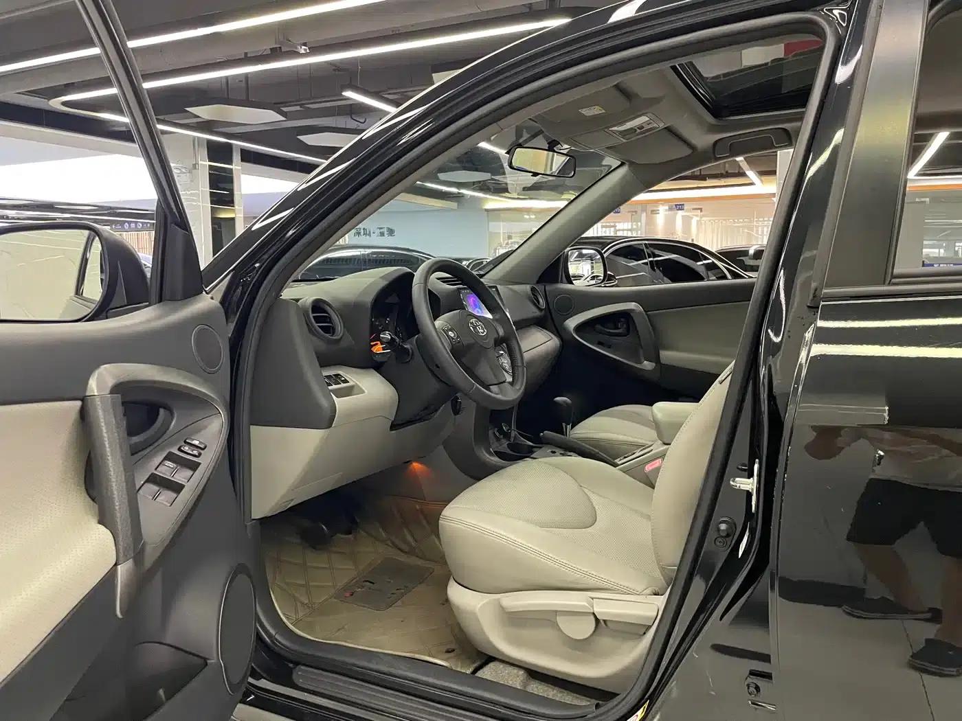 2011 RAV4 2.0L Automatic Classic Edition — миниатюра 6