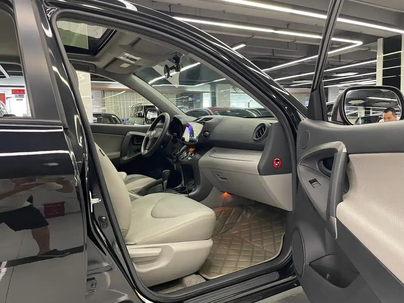 2011 RAV4 2.0L Automatic Classic Edition — миниатюра 8