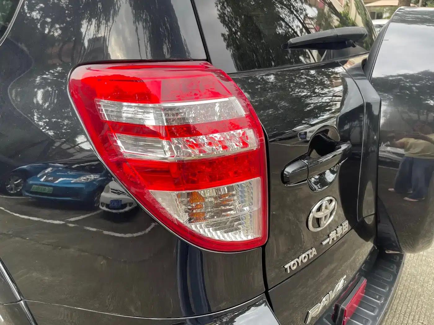 RAV4 2013 Special Edition 2.0L Automatic Classic — миниатюра 17