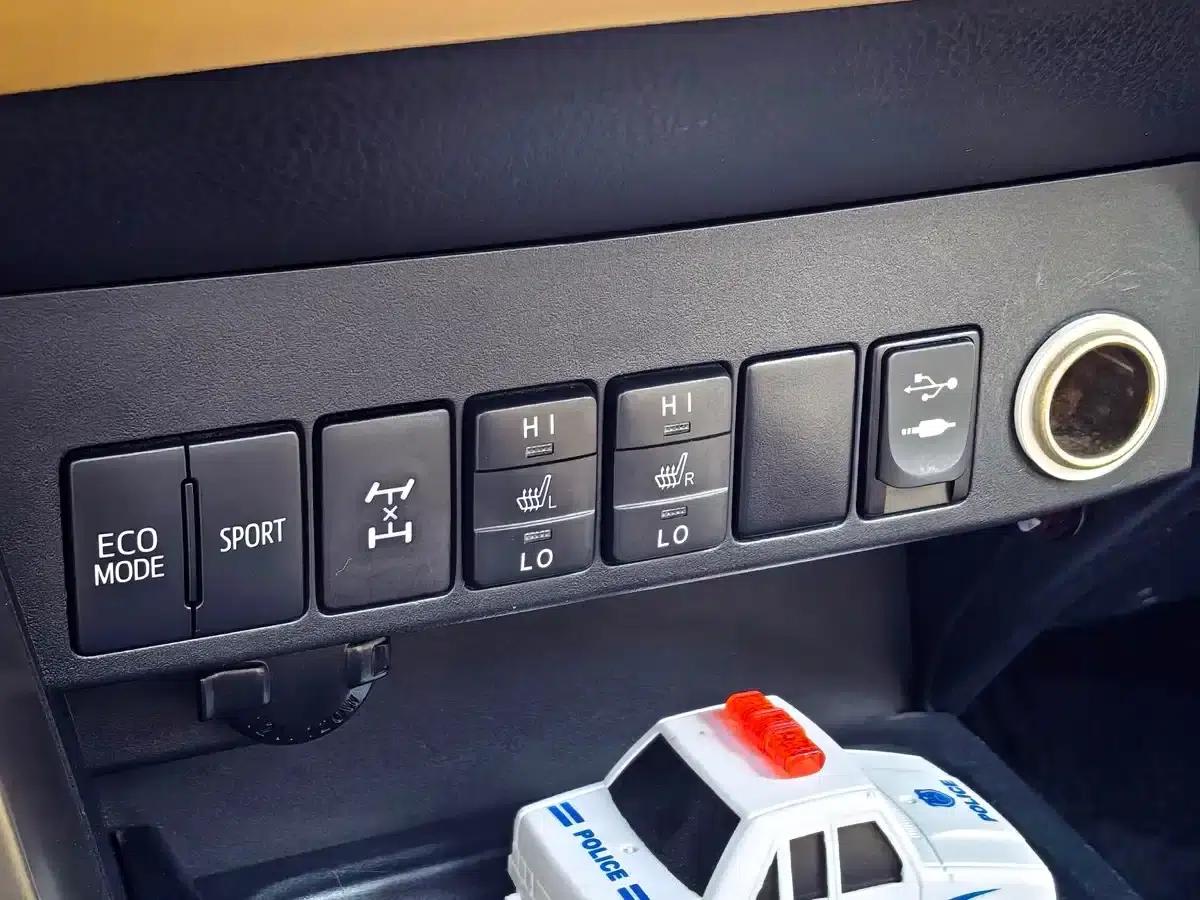 2015 RAV4 2.5L Automatic 4WD Elite Edition — миниатюра 15