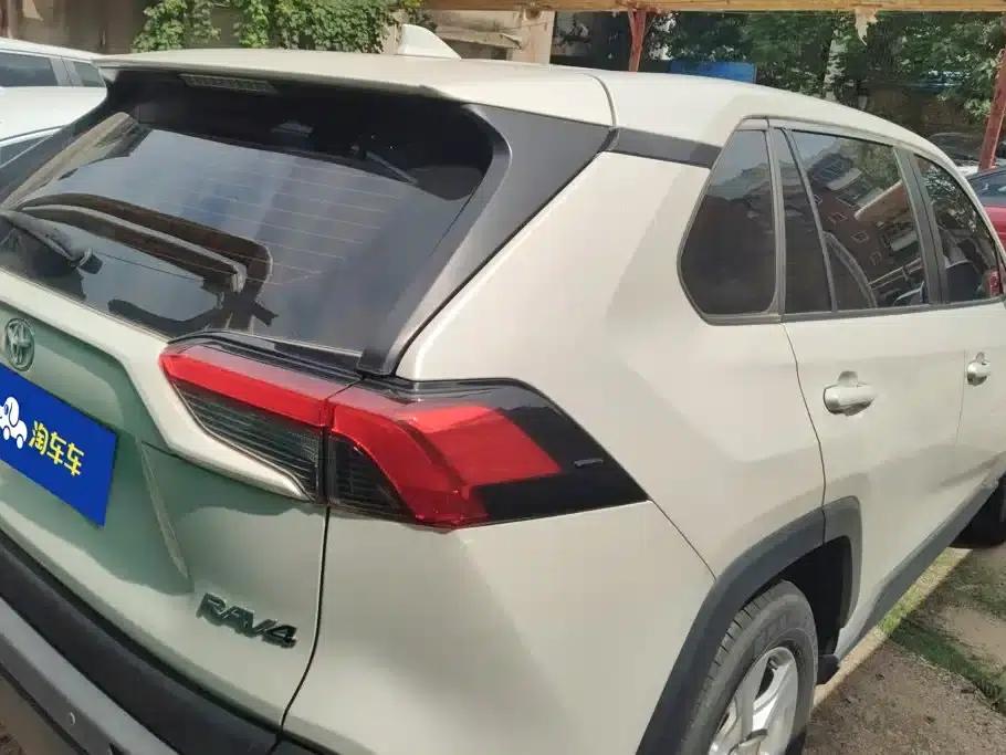2023 RAV4 2.0L CVT 2WD Urban Edition — миниатюра 3
