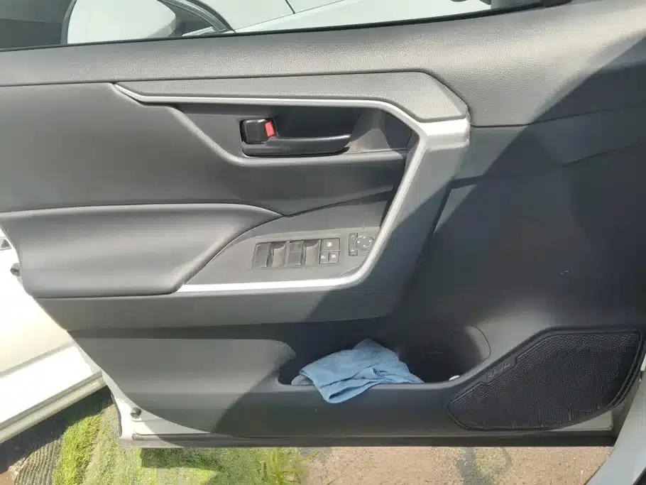 2023 RAV4 2.0L CVT 2WD Urban Edition — миниатюра 7