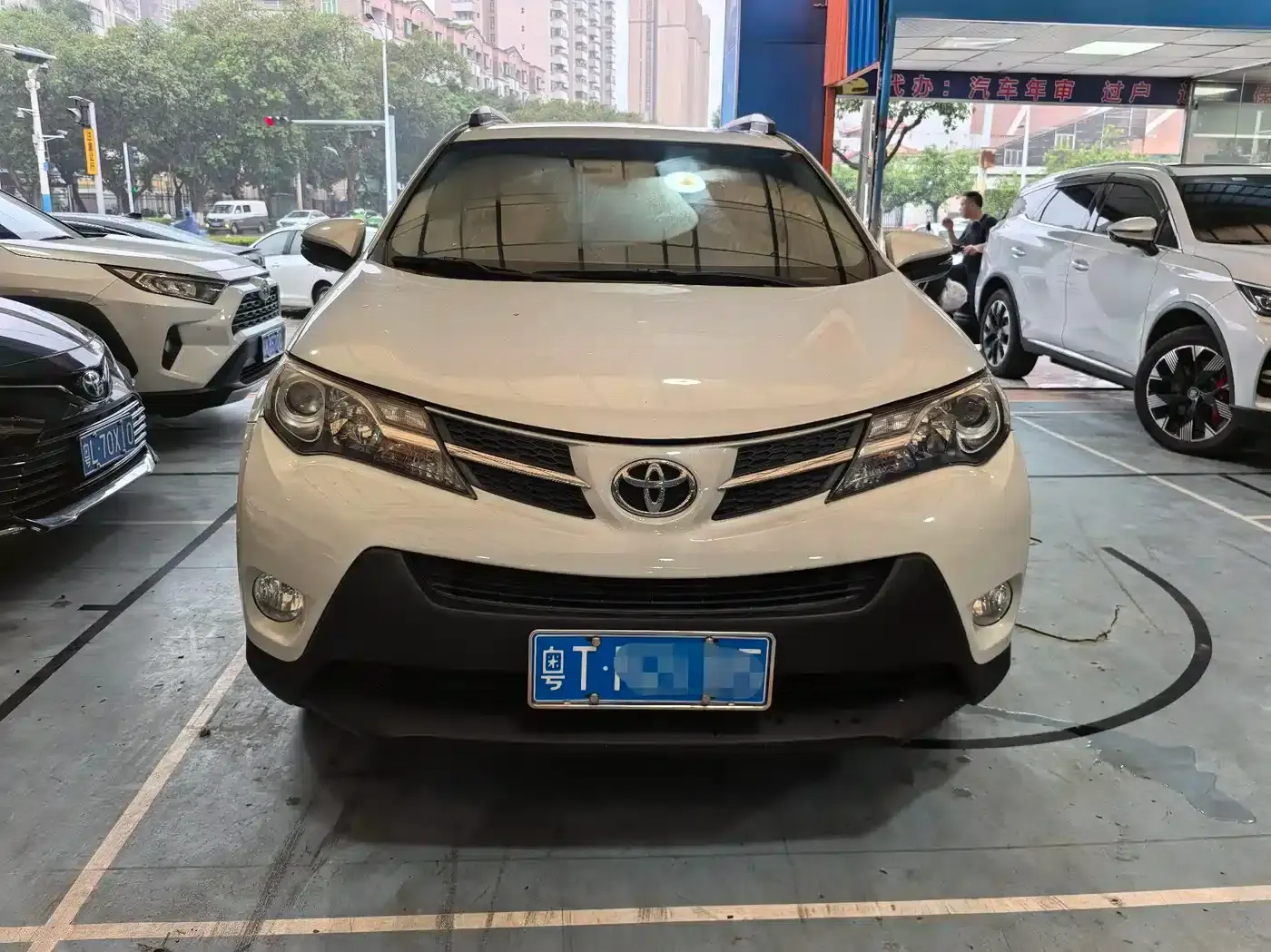 2015 RAV4 2.0L CVT 2WD Fashion Edition — миниатюра 3