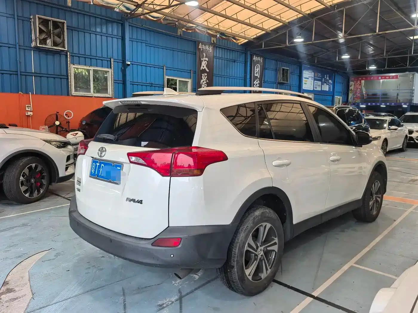 2015 RAV4 2.0L CVT 2WD Fashion Edition — миниатюра 5