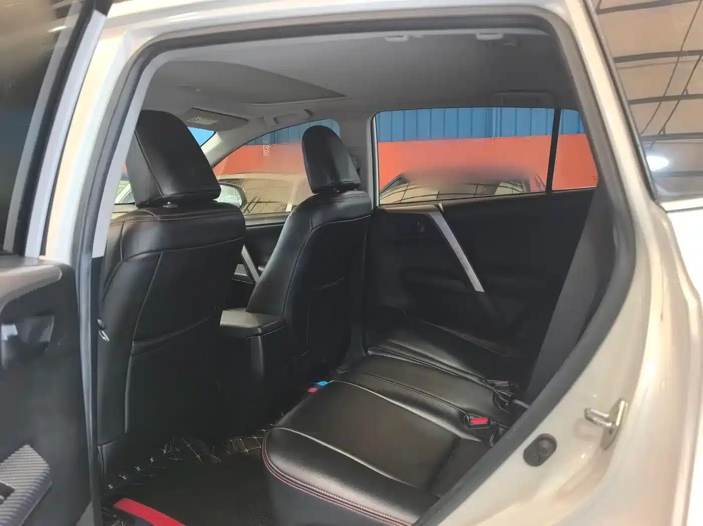 2015 RAV4 2.0L CVT 2WD Fashion Edition — миниатюра 8