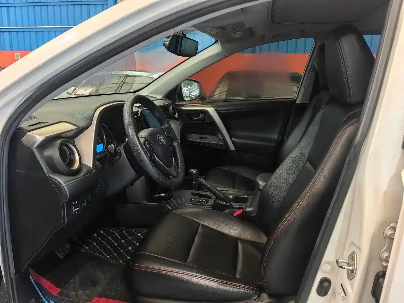 2015 RAV4 2.0L CVT 2WD Fashion Edition — миниатюра 9