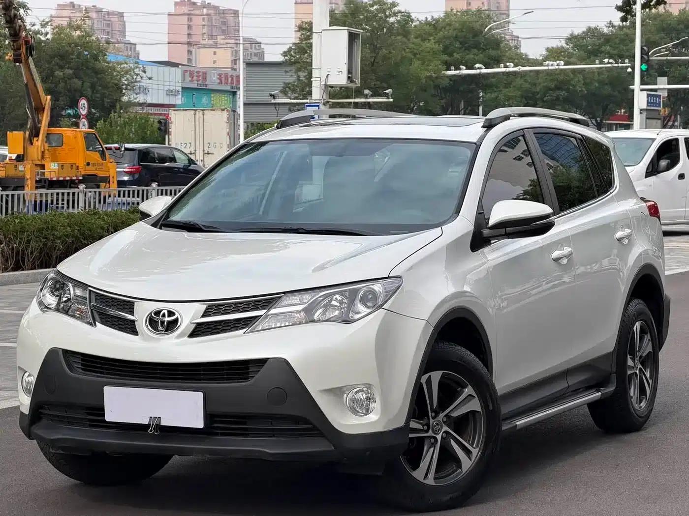 2015 RAV4 2.0L CVT 2WD Fashion Edition — миниатюра 1