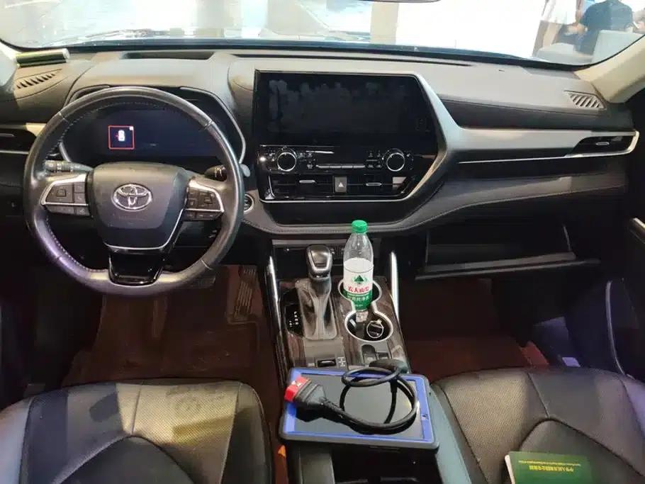 2024 Toyota Highlander 2.5L Intelligent Hybrid Dual-Motor AWD Premium Edition (7-seater) — миниатюра 12