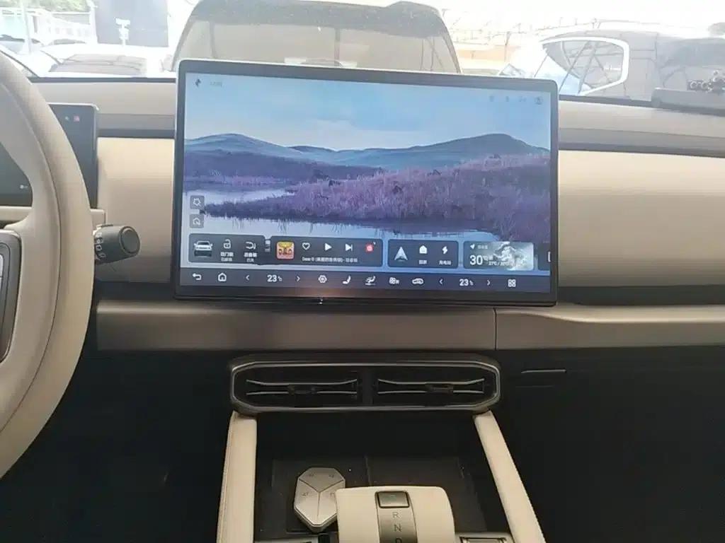 Titanium 3 2025 501KM AWD Max Edition — миниатюра 13