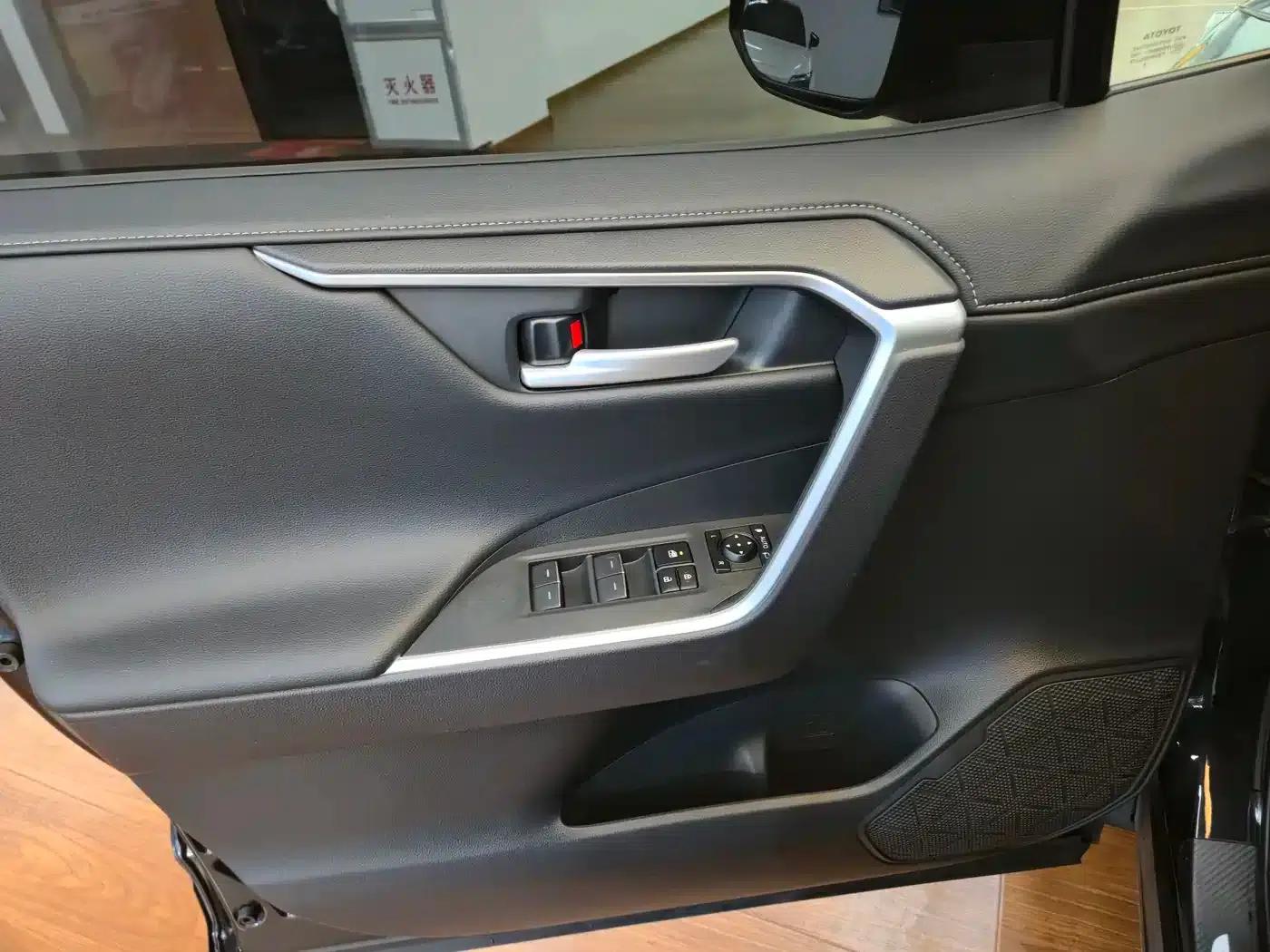 2024 Toyota RAV4 2.0L CVT 2WD Luxury PLUS Edition — миниатюра 10