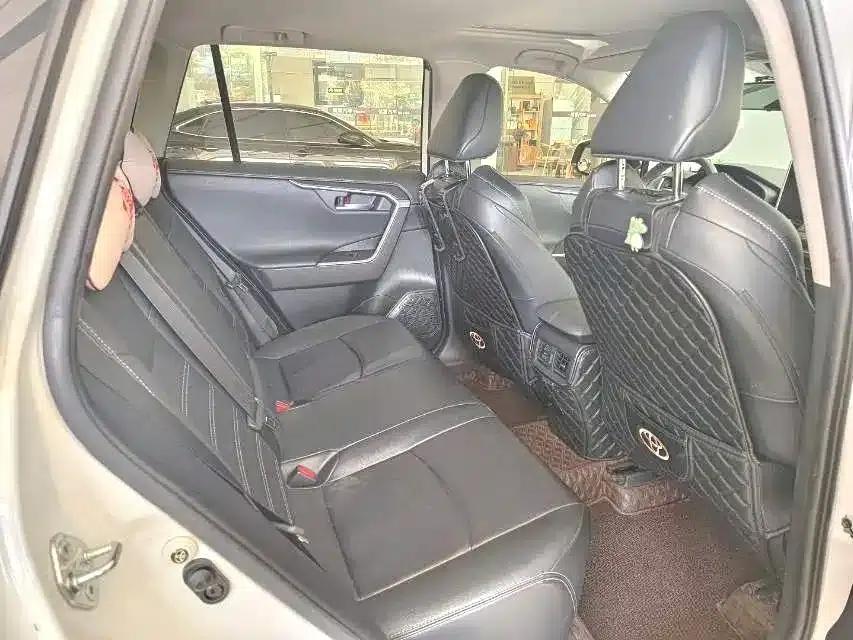2020 Toyota RAV4 2.0L CVT 2WD Luxury Edition — миниатюра 9