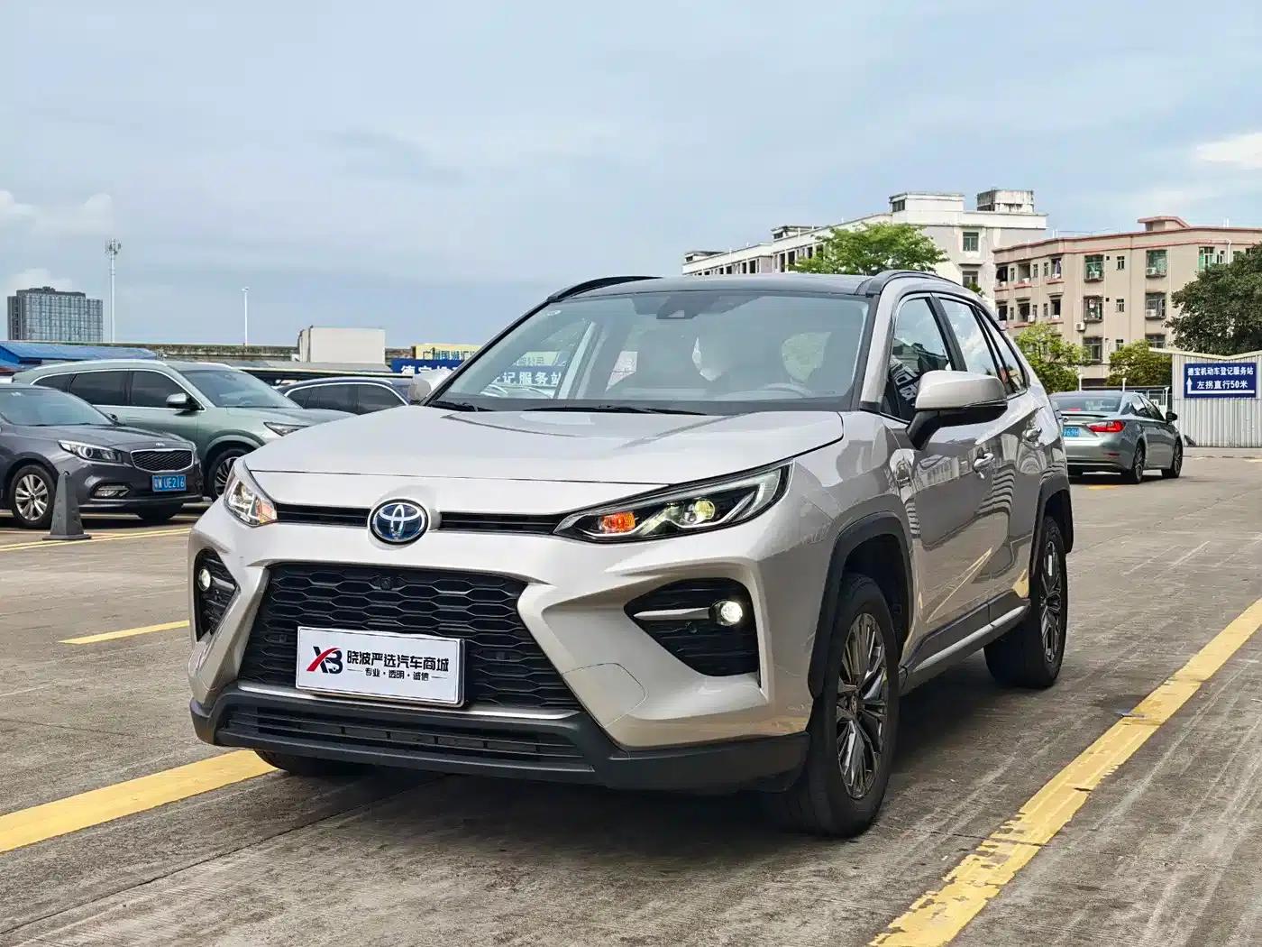 2023 Toyota RAV4 Hybrid 2.5L E-CVT 4WD Premium Edition — миниатюра 1