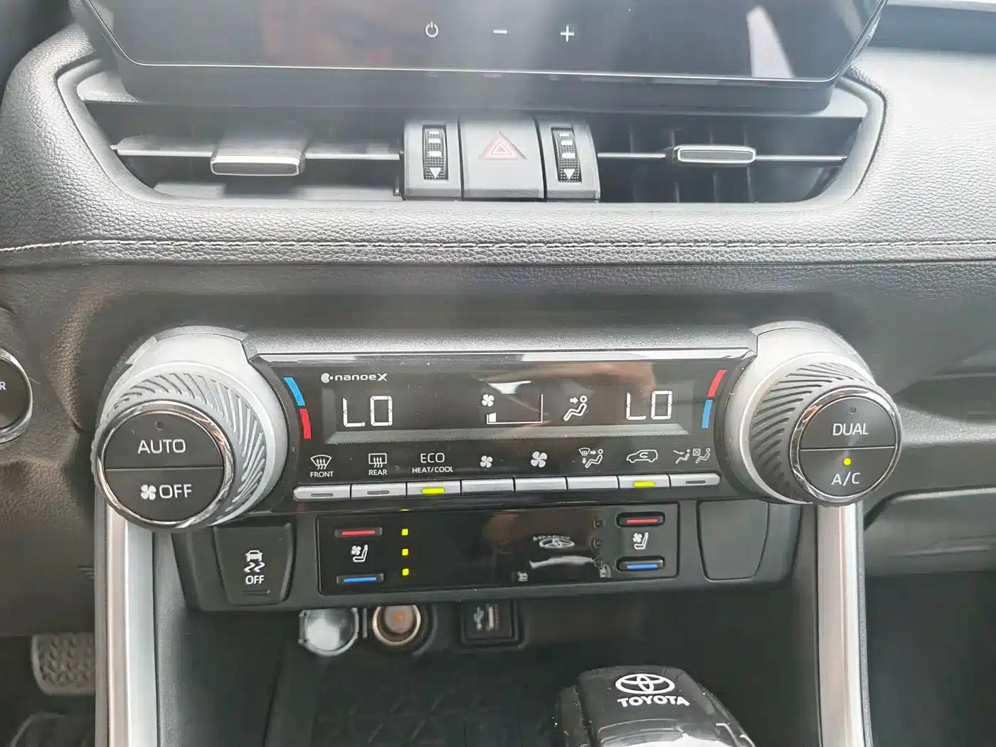 2023 Toyota RAV4 Hybrid 2.5L E-CVT 4WD Premium Edition — миниатюра 12