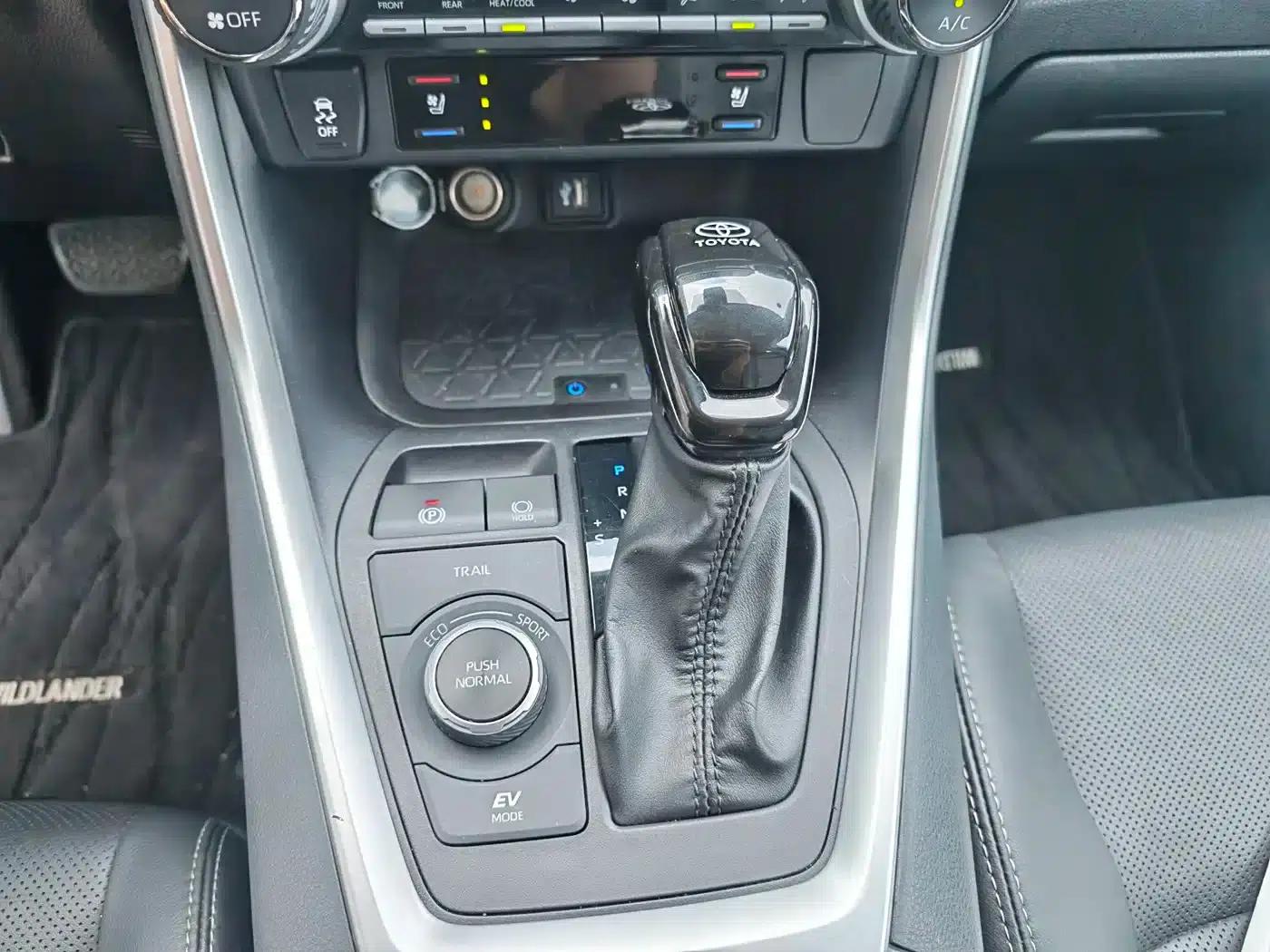 2023 Toyota RAV4 Hybrid 2.5L E-CVT 4WD Premium Edition — миниатюра 13