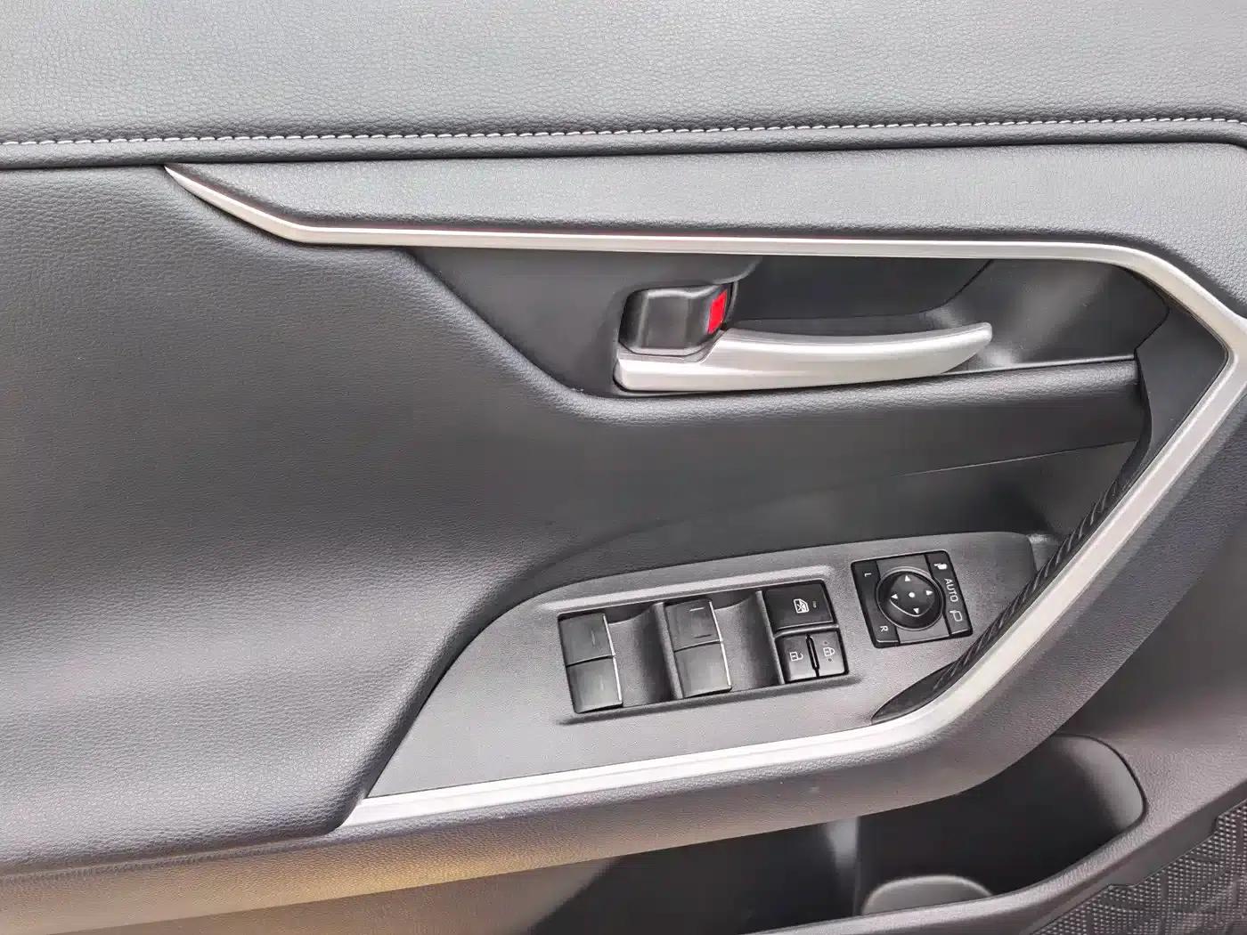 2023 Toyota RAV4 Hybrid 2.5L E-CVT 4WD Premium Edition — миниатюра 16