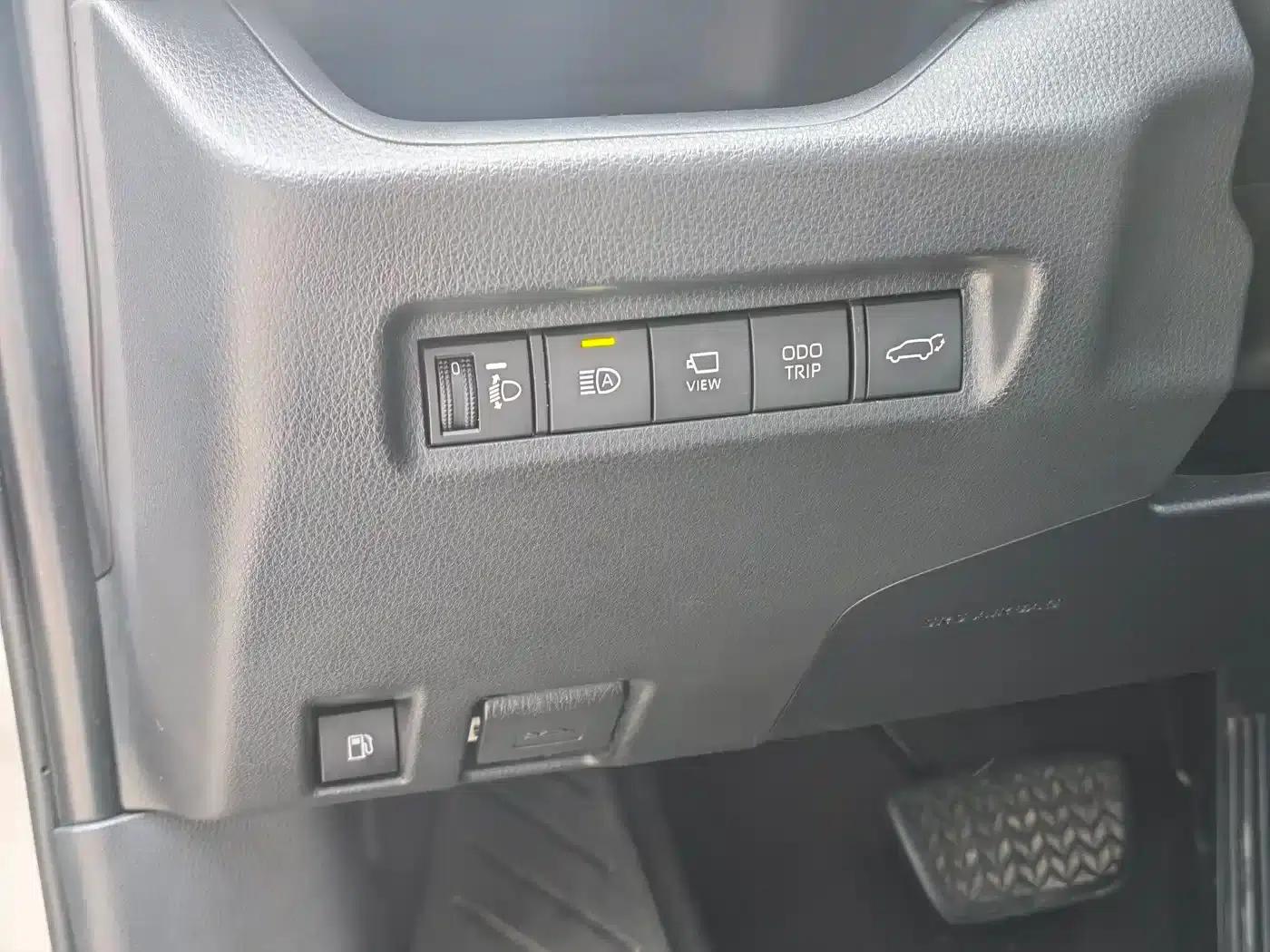 2023 Toyota RAV4 Hybrid 2.5L E-CVT 4WD Premium Edition — миниатюра 17
