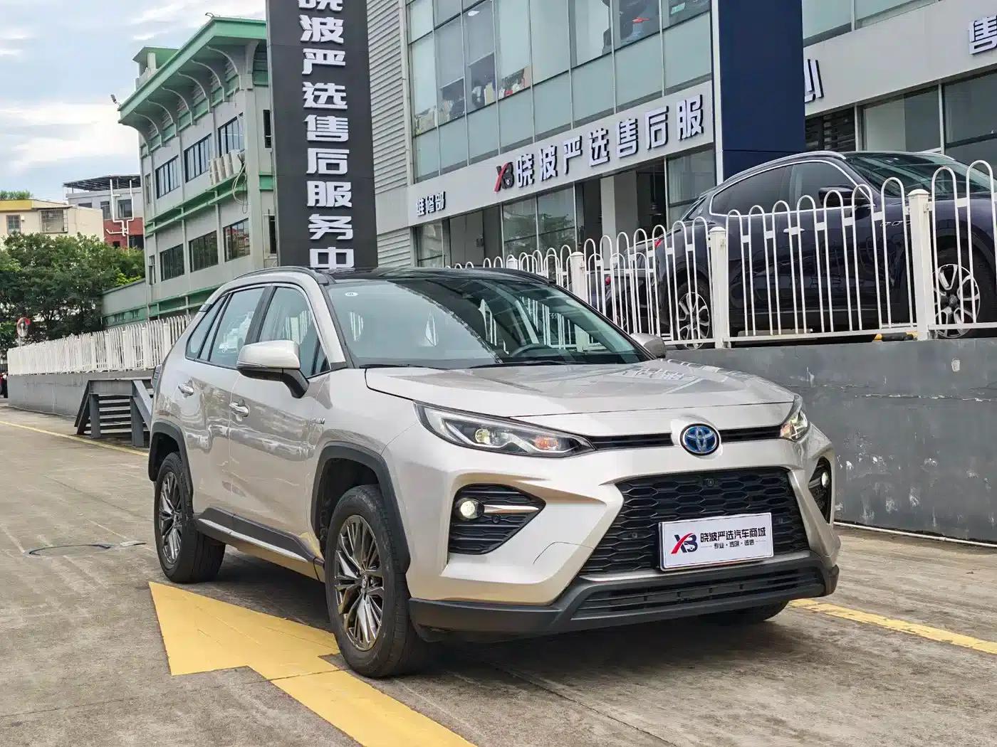 2023 Toyota RAV4 Hybrid 2.5L E-CVT 4WD Premium Edition — миниатюра 3