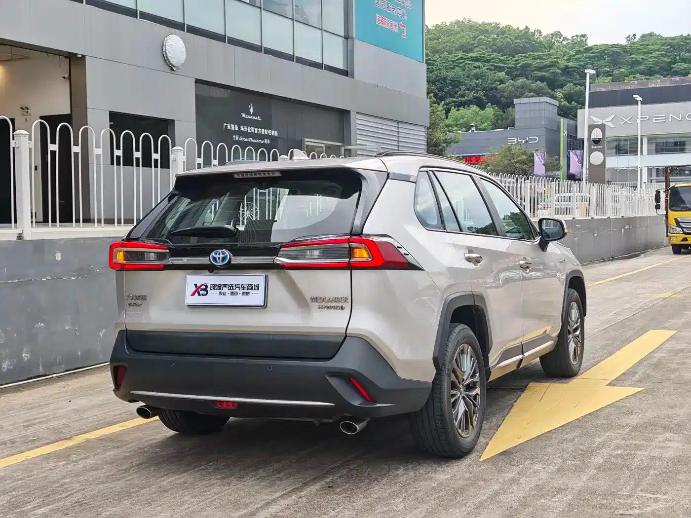 2023 Toyota RAV4 Hybrid 2.5L E-CVT 4WD Premium Edition — миниатюра 6