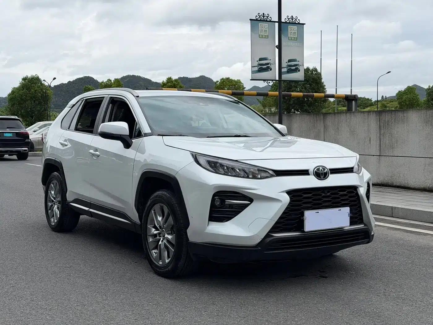 2021 Toyota RAV4 2.0L CVT 4WD Luxury Edition — миниатюра 3