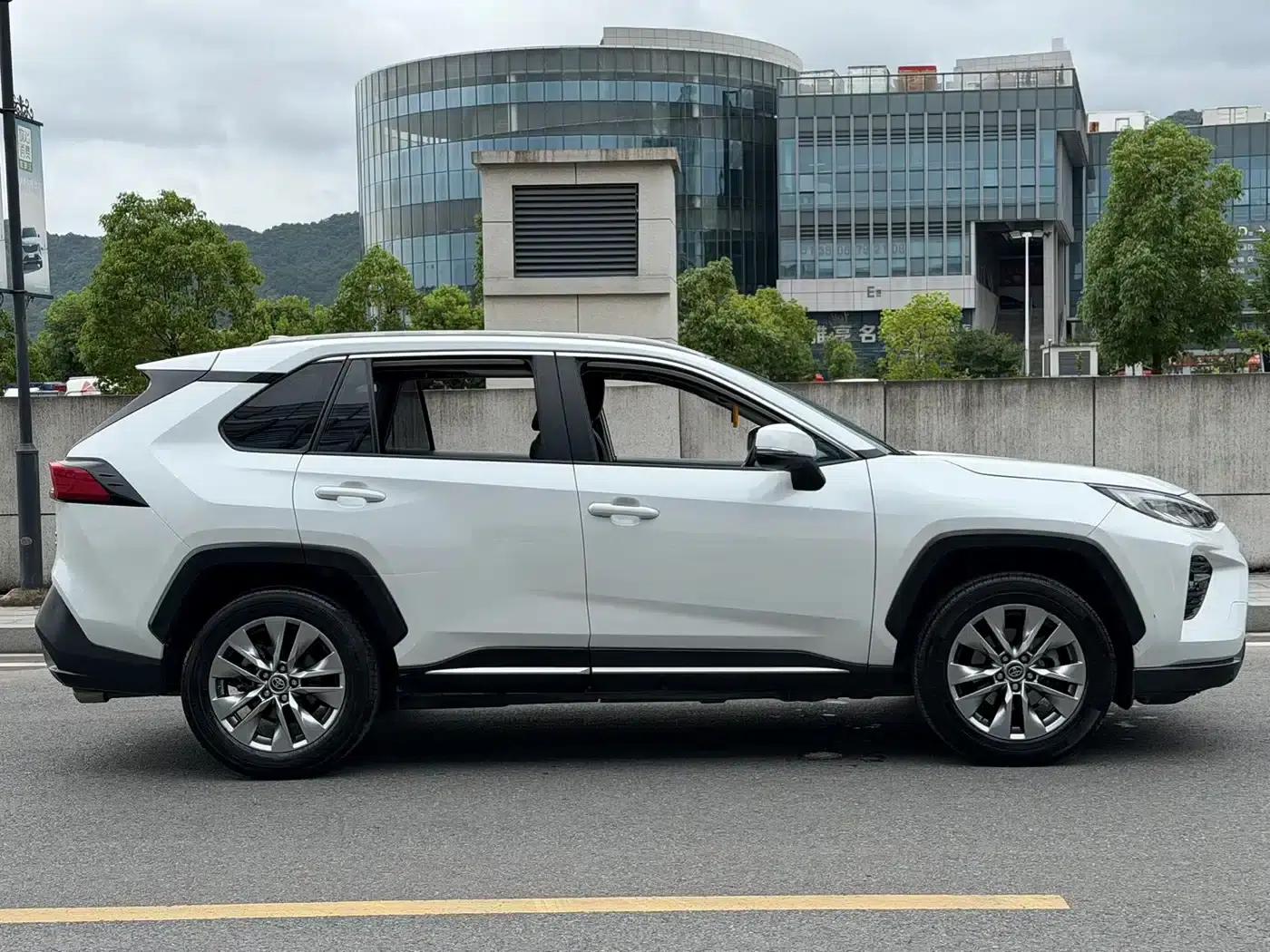 2021 Toyota RAV4 2.0L CVT 4WD Luxury Edition — миниатюра 4