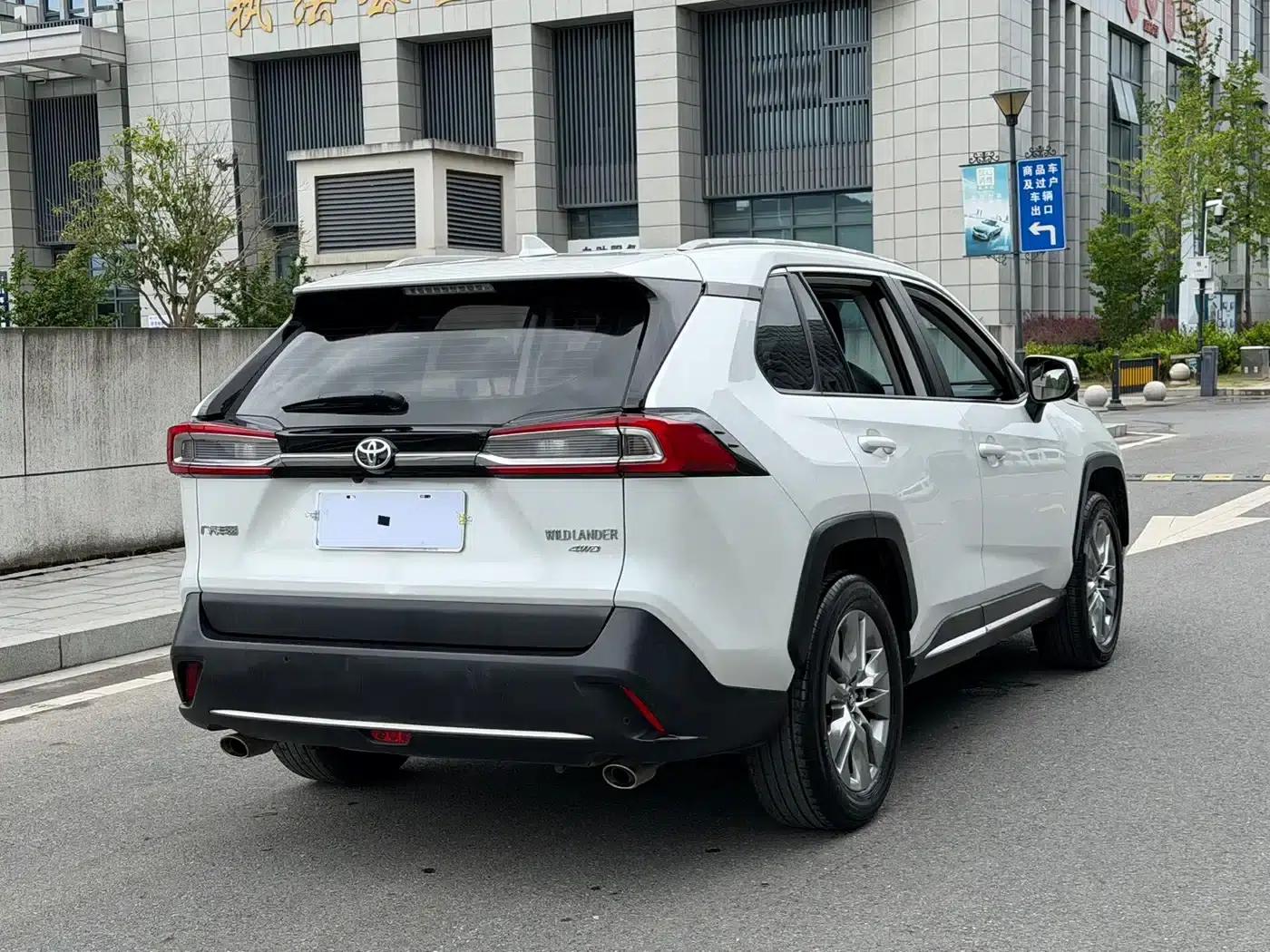 2021 Toyota RAV4 2.0L CVT 4WD Luxury Edition — миниатюра 5