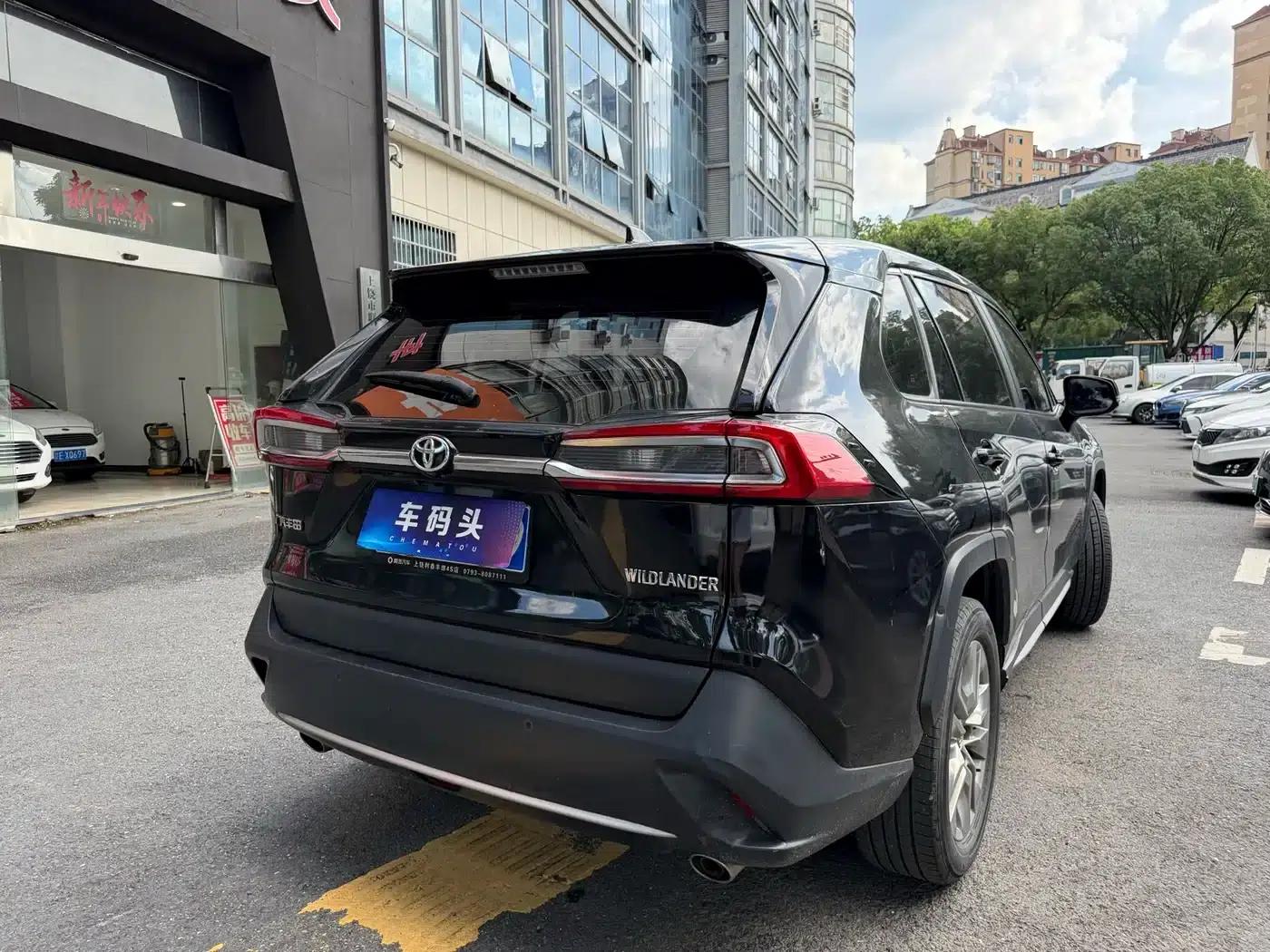 2022 Toyota RAV4 2.0L CVT 2WD Luxury Edition — миниатюра 5