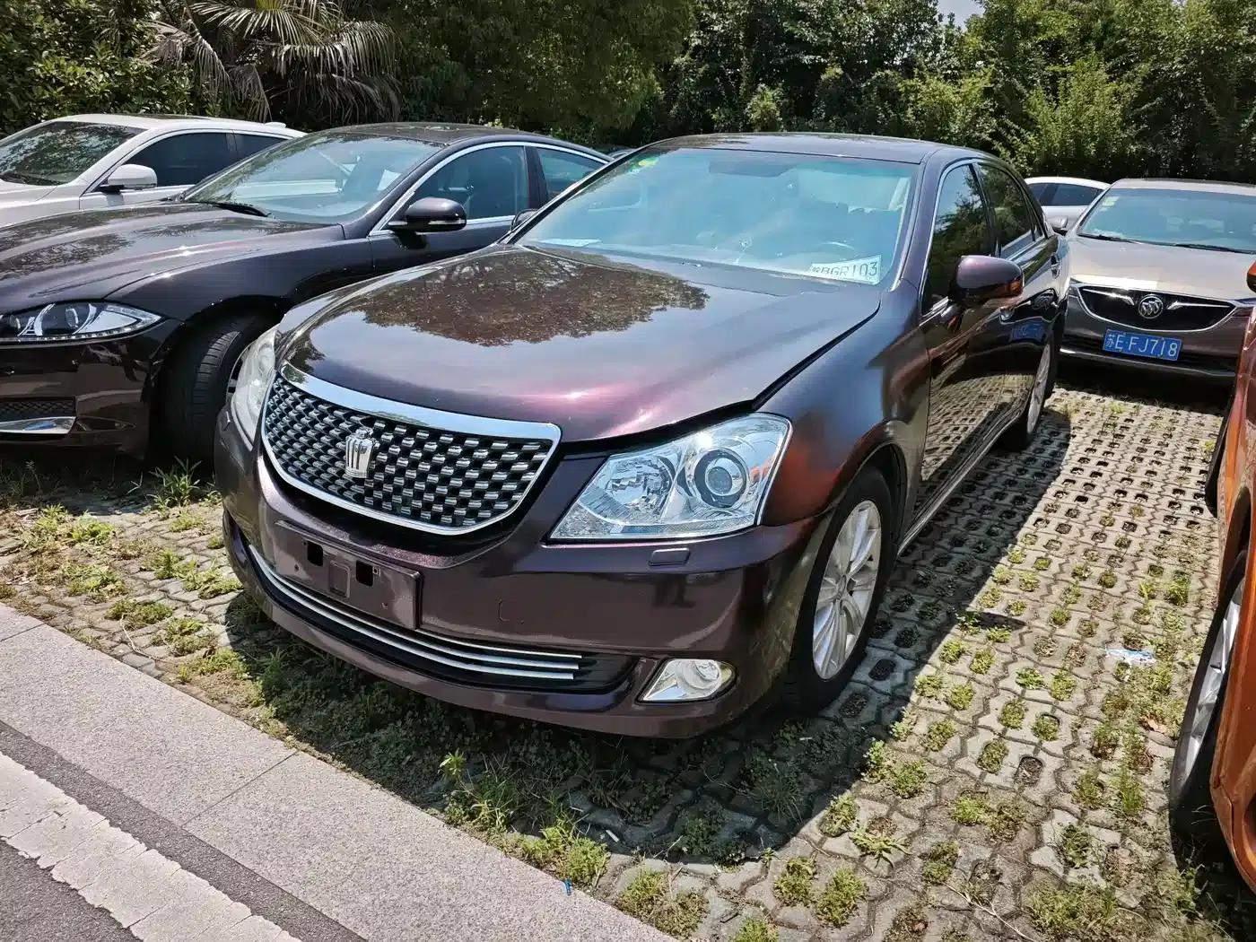 Crown 2010 2.5L Royal Leather Edition — миниатюра 1