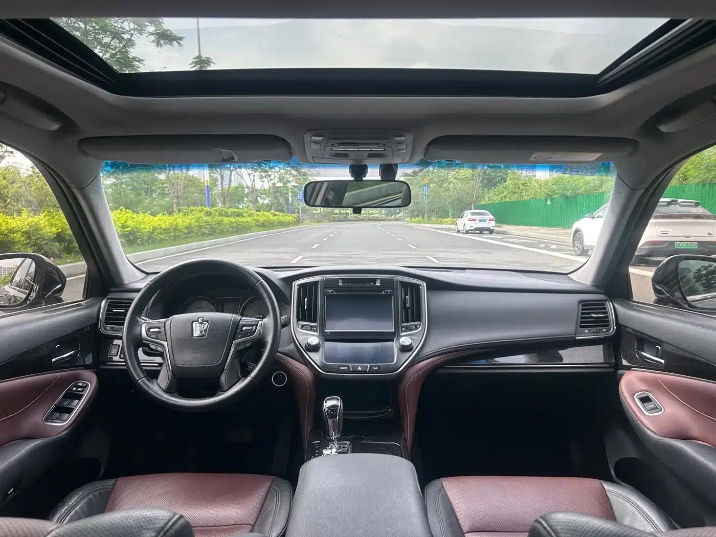 Crown 2018 2.0T Sport Edition — миниатюра 10