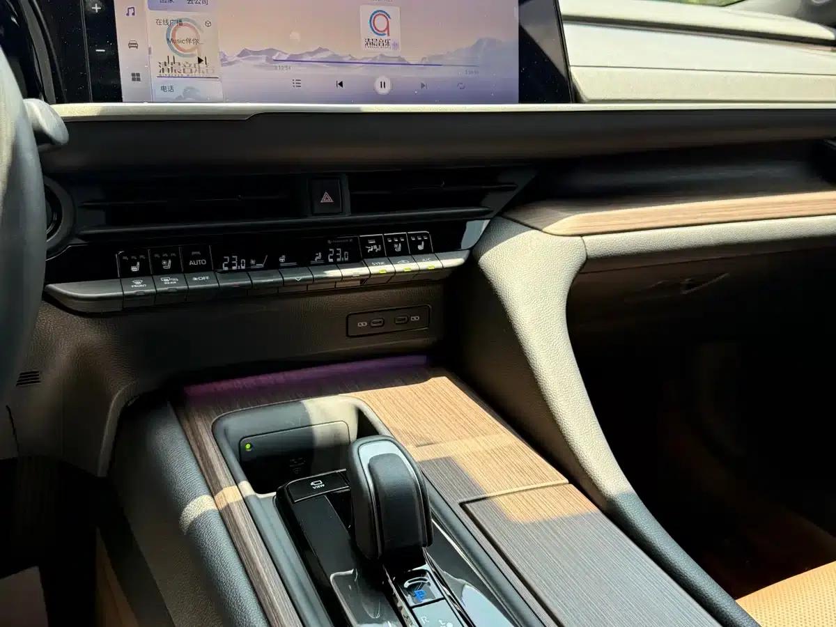 2024 Crown Imported Model 2.5L Supreme Edition — миниатюра 12