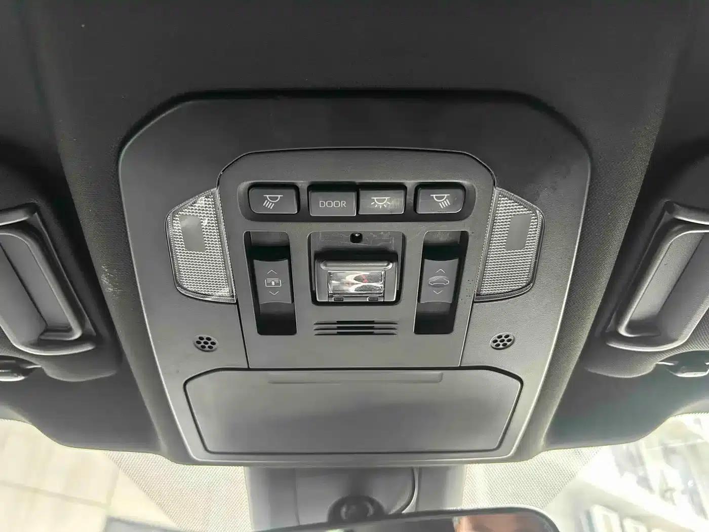 Crown Land Cruiser 2021 2.5L HEV 4WD Luxury Edition — миниатюра 12